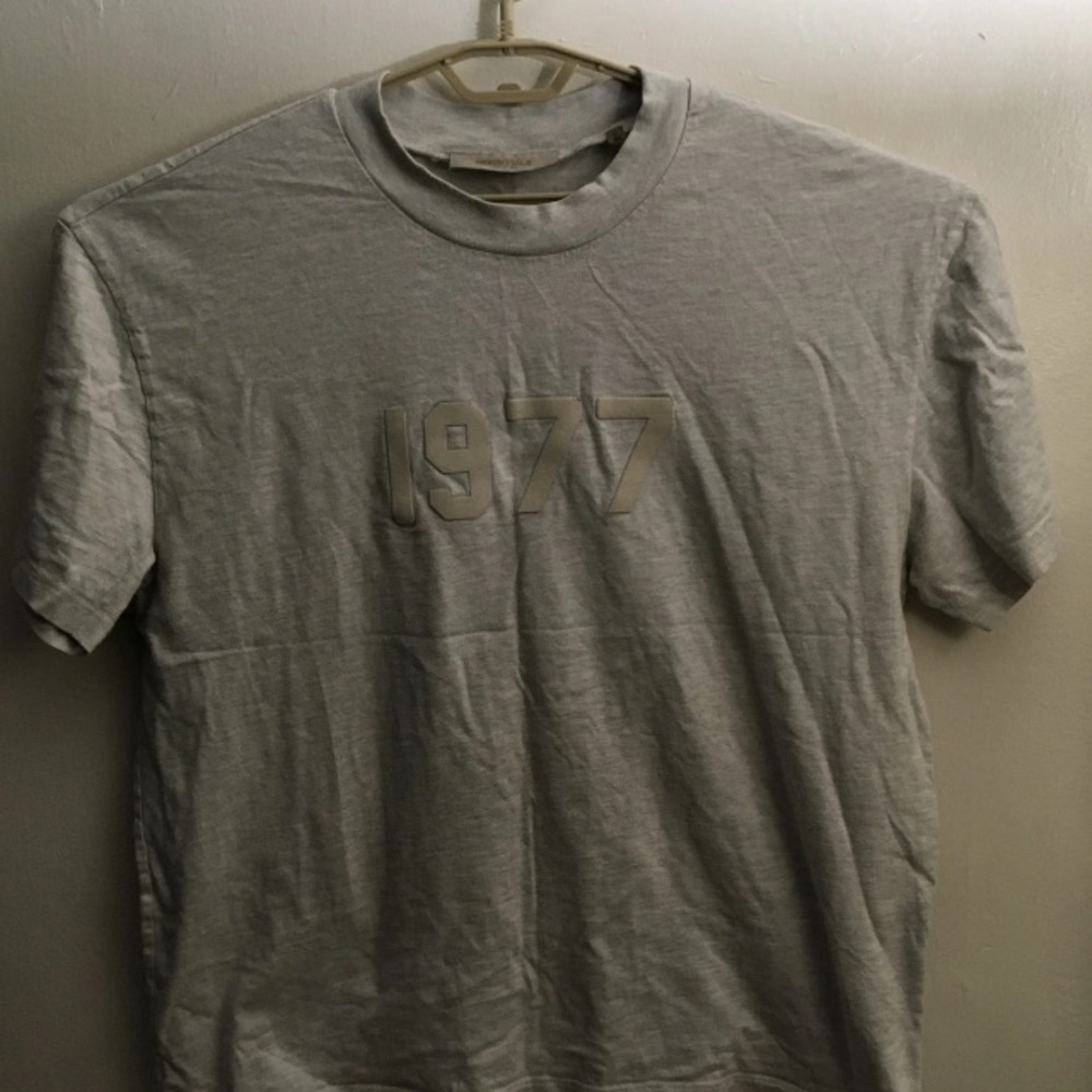 Men’s Essentials Fear of God 1977 Short Sleeve Tee Size Large Gray